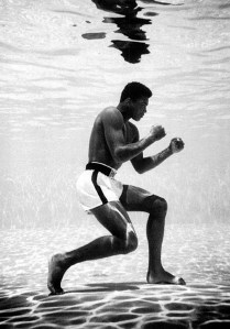 Muhammad Ali die onder water aan het schaduwboksen is.