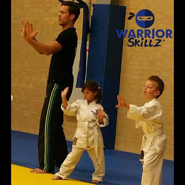 De foto hieronder is gemaakt tijdens een van onze lessen waar we de kleintjes 3-5 jaar hebben geleerd hoe ze hun grens aan kunnen geven, en wat je als eerste instantie kan doen wanneer iemand over je grens gaat.